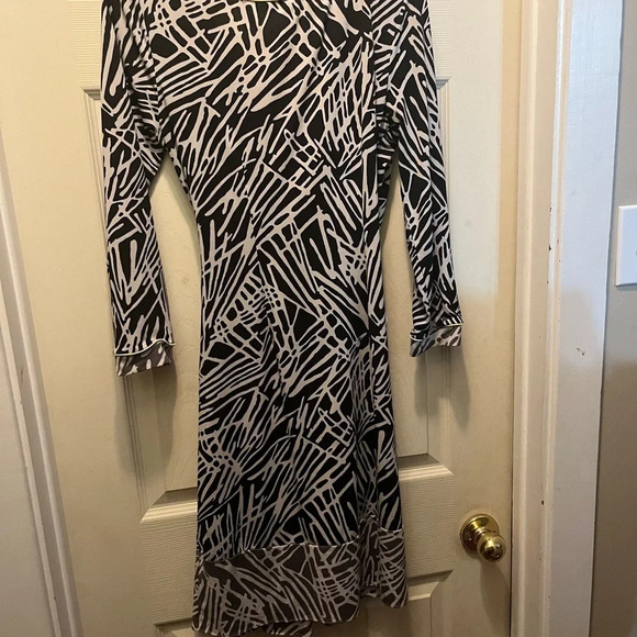 BCBG maxazria black white tan abstract patterned wrap dress long sleeve sm - Picture 7 of 9